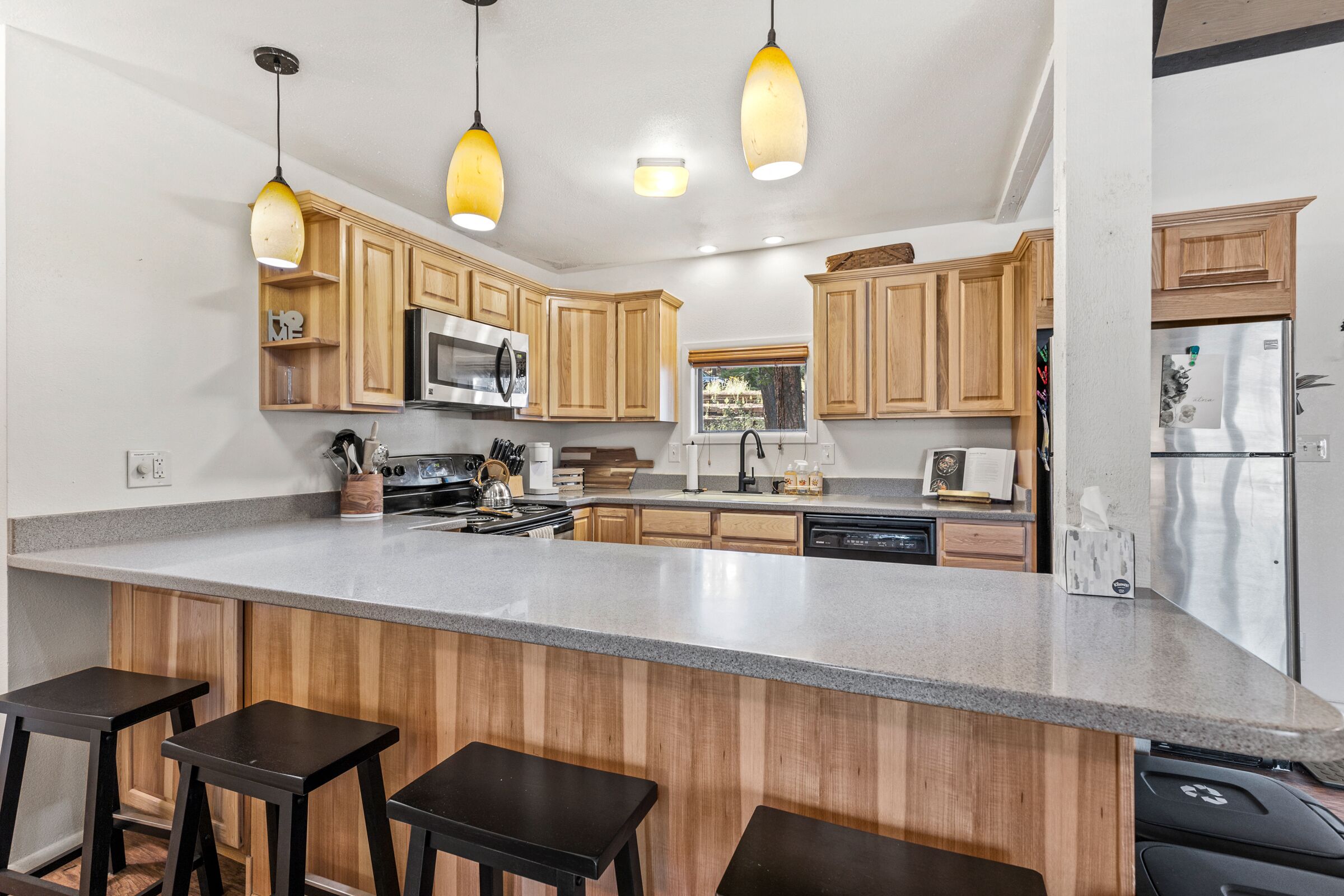 Jääkaappi, mikroaaltouuni, uuni, liesi