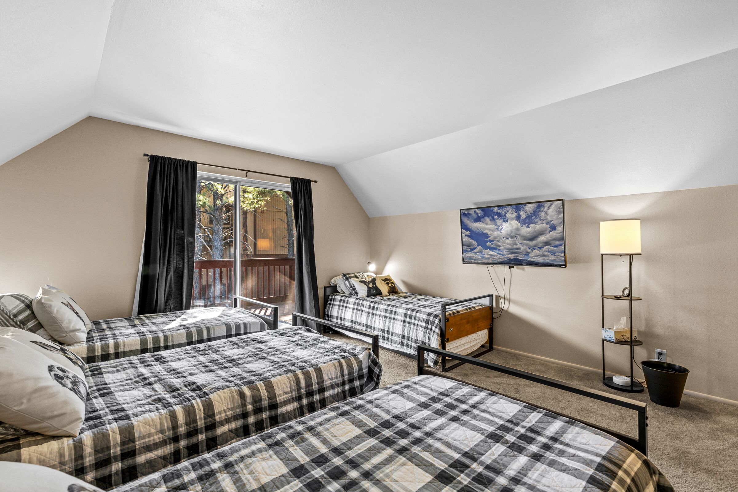 3 bedrooms, iron/ironing board, WiFi (free), bed sheets