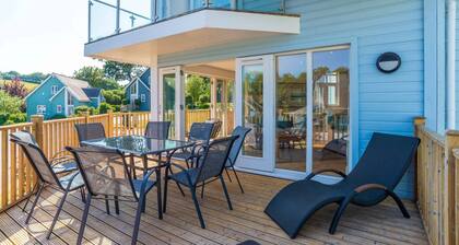 Trewhiddle Villa 04 - a trewhiddle that sleeps 7 guests in 4 bedrooms