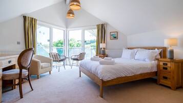 4 bedrooms, iron/ironing board, WiFi