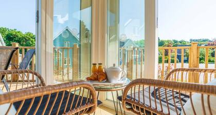 Trewhiddle Villa 04 - a trewhiddle that sleeps 7 guests in 4 bedrooms