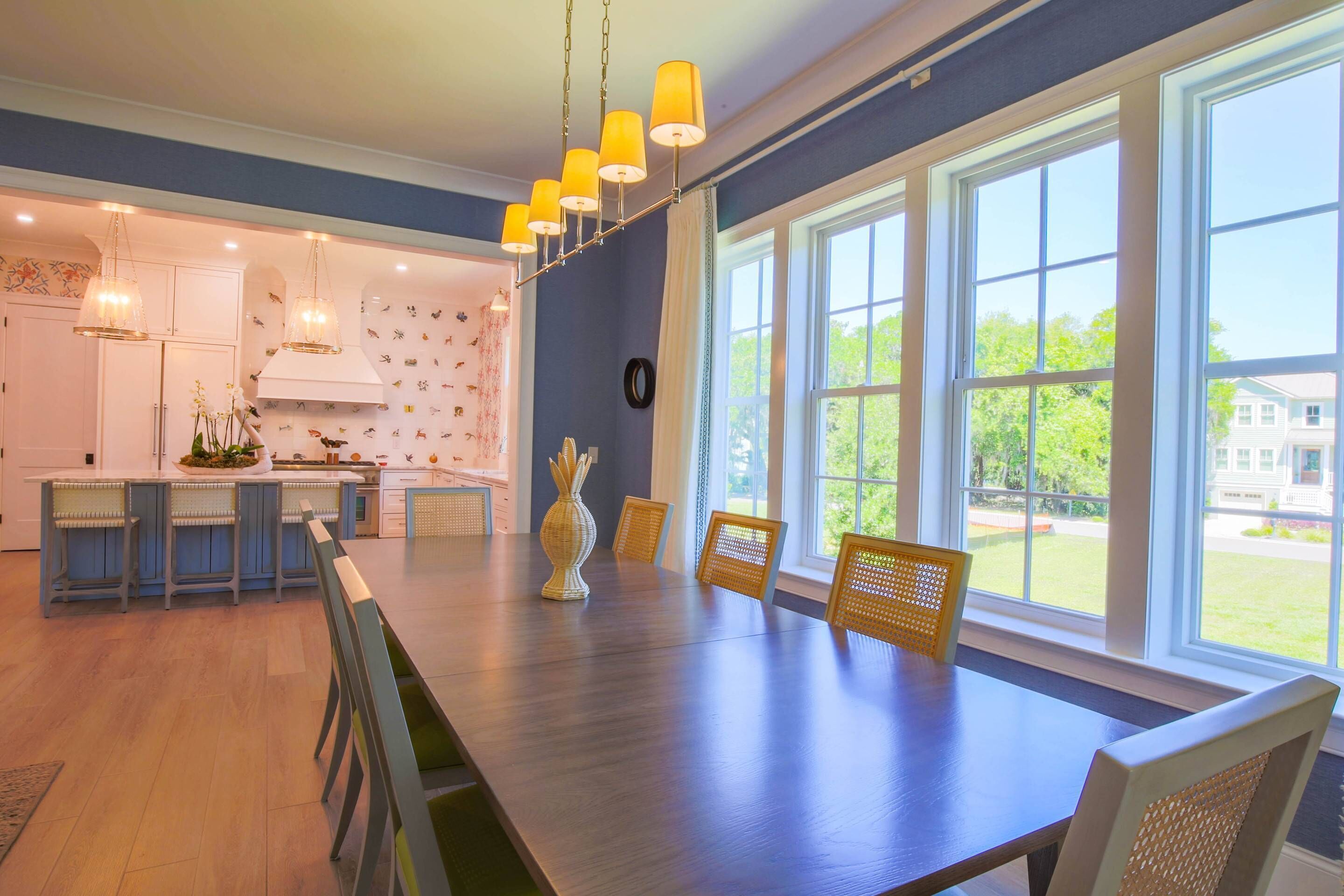 Una cocina moderna con comedor, ventanas amplias y vistas al exterior.