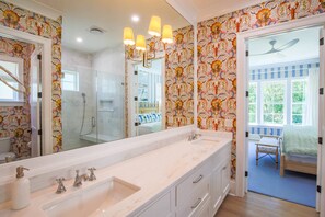 Dusche, Haartrockner, Seife, Shampoo