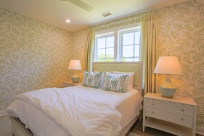 4 bedrooms, iron/ironing board, WiFi, bed sheets