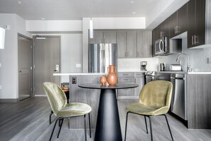 Réfrigérateur, micro-ondes, four, lave-vaisselle