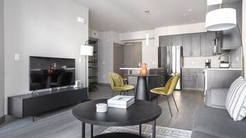 Een televisie en een stereo