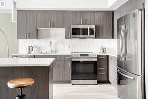 Kylskåp, mikrovågsugn, ugn och diskmaskin