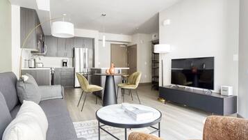 Een televisie en een stereo