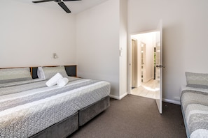 2 bedrooms, iron/ironing board, internet