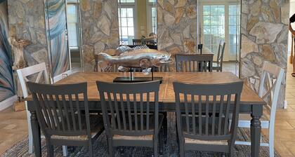 Living the Lake Life w/2 kitchens 6 bdrms