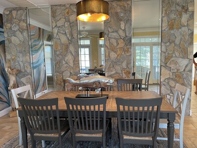 Living the Lake Life   w/2 kitchens 6 bdrms