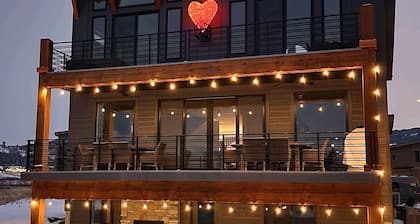 ♥️ of Huntsville/ Brand new large home on lake/ Minutes from Snow Basin/ Hot tub