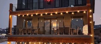 ♥️ of Huntsville/ Brand new large home on lake/ Minutes from Snow Basin/ Hot tub