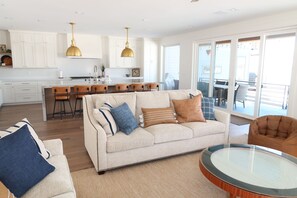 Téléviseur connecté, foyer, lecteur de DVD, table de ping-pong