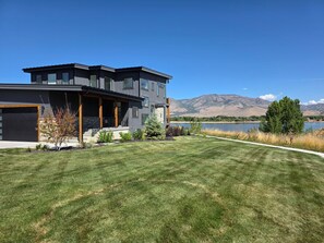 Exterior - ♥️ of Huntsville/ Brand new large home on lake/ Minutes from Snow Basin/ Hot tub (Huntsville)