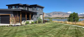 ♥️ of Huntsville/ Brand new large home on lake/ Minutes from Snow Basin/ Hot tub