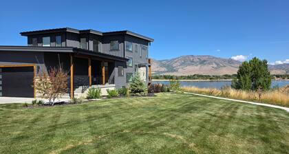 ♥️ of Huntsville/ Brand new large home on lake/ Minutes from Snow Basin/ Hot tub