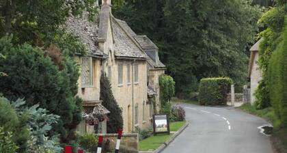 Ostlers Loft - a Cotswold cottage that sleeps 2 guests