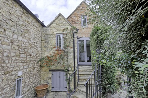 Ostlers Loft -  a Cotswold cottage that sleeps 2 guests