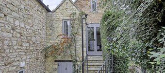 Ostlers Loft -  a Cotswold cottage that sleeps 2 guests