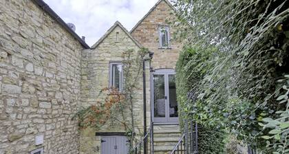 Ostlers Loft - a Cotswold cottage that sleeps 2 guests