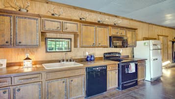 Réfrigérateur, four à micro-ondes, surface de cuisson, lave-vaisselle