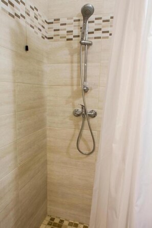 Een douche, een bidet, handdoeken
