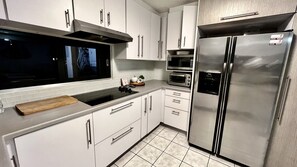 冰箱、微波炉、烤箱、炉灶