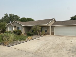 Exterior - Cozy, clean, relaxing, safe home (Grand Junction)