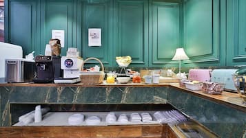 Deluxe Breakfast PKG | Individually decorated, individually furnished, free WiFi, bed sheets