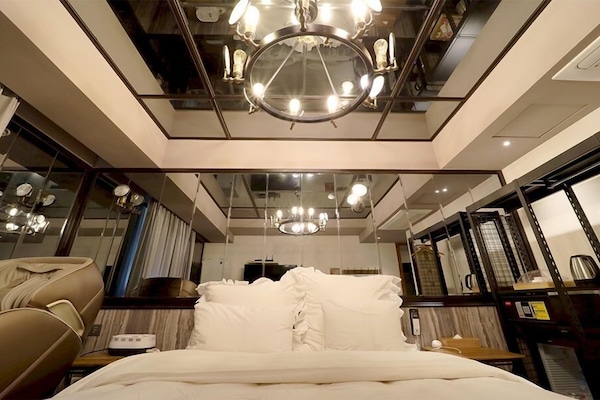 Suite Massage Chair | Individually decorated, individually furnished, free WiFi, bed sheets