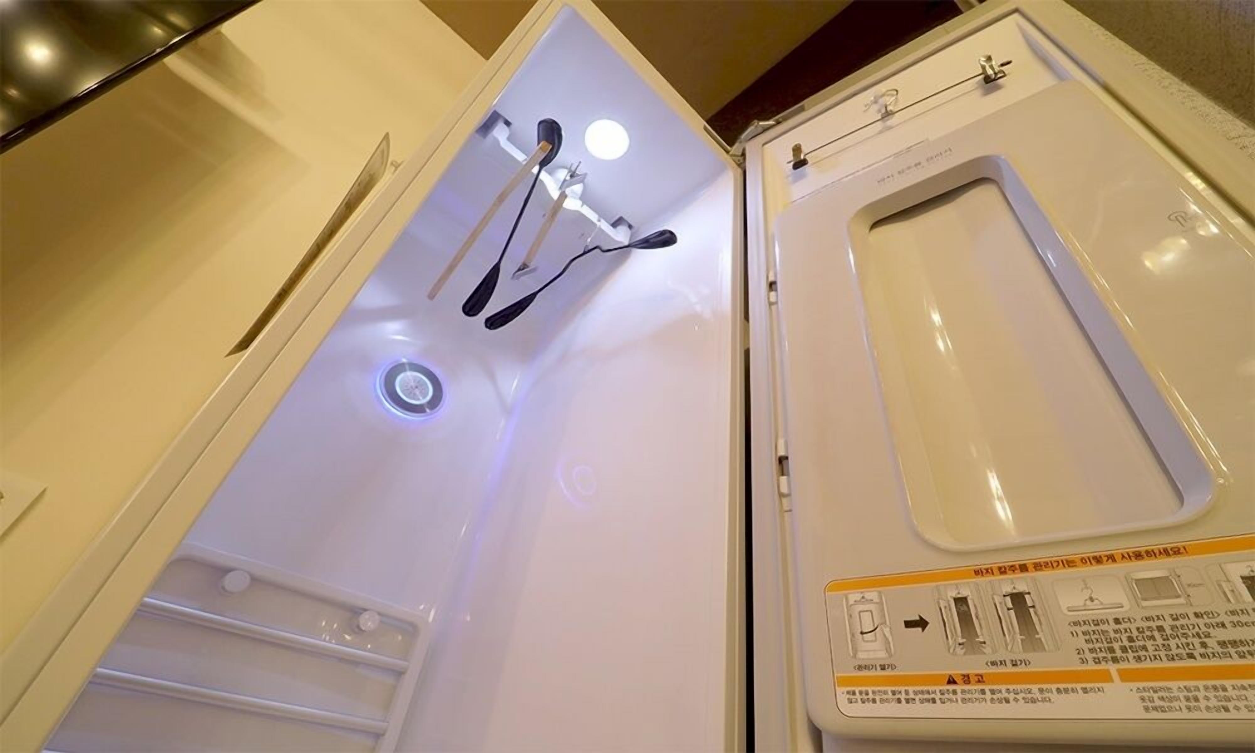 Ein Badezimmer mit einer weißen Badewanne, einer Duschkabine und einem WC.