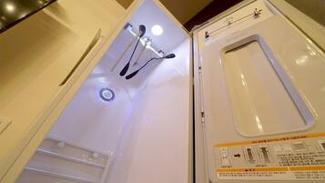 Ein Badezimmer mit einer weißen Badewanne, einer Duschkabine und einem WC.