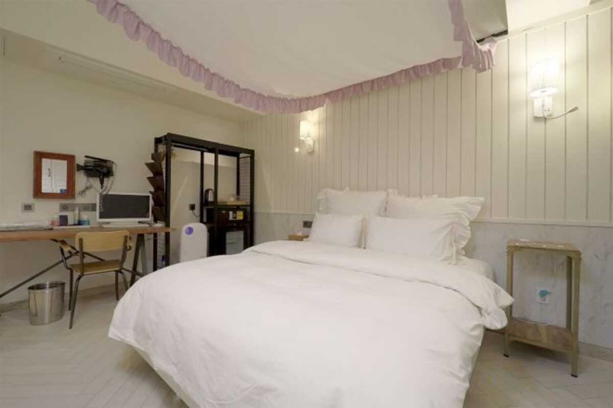 WiFi (free), individually decorated, individually furnished, bed sheets