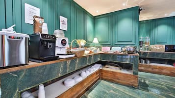 Habitació doble Deluxe | Zona per esmorzar | Esmorzar diari d'autoservei (de pagament)