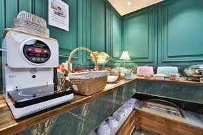 A kitchen area with a cook induction stove, a basket of bananas, and various kitchen utensils. - February Hotel The Stay Gangseo Main Building (Busan)