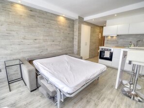 1 slaapkamer, een strijkplank/strijkijzer, internet, beddengoed