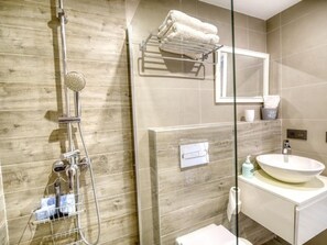 Een douche, een haardroger, handdoeken