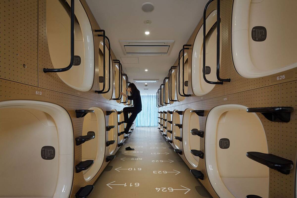 Une rangée de fauteuils de massage individuels dans une pièce dont les murs sont ornés de panneaux numérotés.