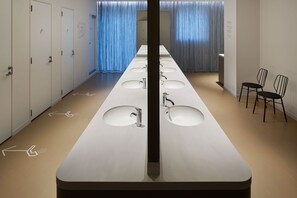 Douche, articles de toilette gratuits, sèche-cheveux, chaussons