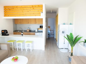 Refrigerador, microondas, cafetera/tetera, tostadora
