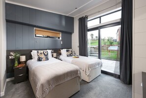 2 bedrooms, desk, iron/ironing board, Internet