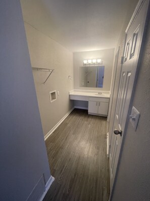 Combined shower/bathtub - Just step from NRG (Houston)