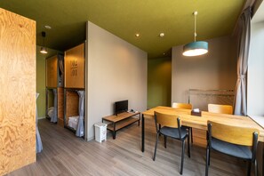 واي فاي مجانًا وملاءات أسرّة