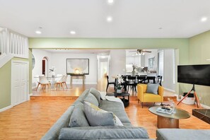 Smart TV, fireplace, Netflix, foosball - Relaxing & Peaceful 6BR Home w/HotTub/Game/Funtime (Pacifica)