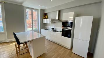 Een koelkast, een microgolfoven, een oven, een kookplaat