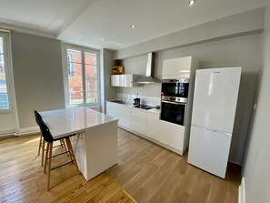 ثلاجة، ميكروويف، فرن، موقد طهي مسطح