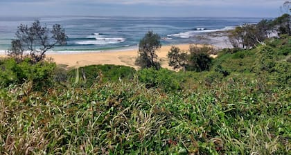 Secluded Pool House getaway- 500m to patrolled Shelly Beach
