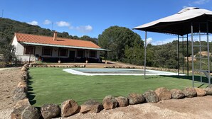 A house with a red-tiled roof, a swimming pool, and a covered pavilion. - Casa las Chorreras del Orejón 1 (CORDOBA)