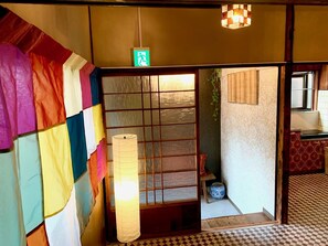 32-inch TV with digital channels - TSUDOYA Tsukamoto (Osaka)
